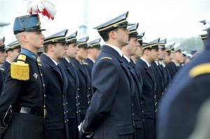 135 élèves dont 25 femmes et 18 officiers-élèves étrangers de 15 nationalités différentes participent à la mission.Archives Marc Ollivier. 