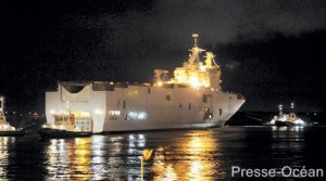 À Saint-Nazaire, le chantier STX construit actuellement le BPC Dixmude pour la Marine française.