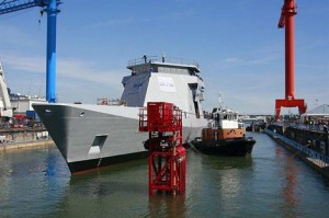 Après avoir été posé sur une barge, dans le bassin n°3 de DCNS, le patrouilleur a été dégagé par les remorqueurs lorientais.