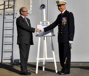 Pascal Leroy (directeur du site DCNS de Lorient) transfère L'Adroit au VAE Xavier Magne