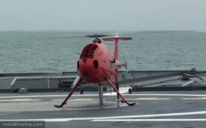 Essais du Camcopter S-100 sur L'Adroit (© : MARINE NATIONALE)