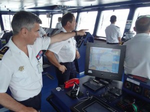 Accostage à Toulon - Le Pacha (CV Guillaume GOUTAY) et l'officier de manoeuvre (LV Laurent AUDEGON) en action