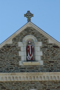 Saint Nicolas dans son écrin de granit et tuffeau de Loire veille sur les marin ... et accessoirement les pochtrons !